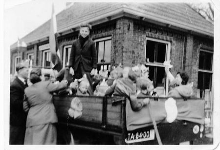Wie herkent iemand of meerdere mensen op deze foto uit 1960-1961? 