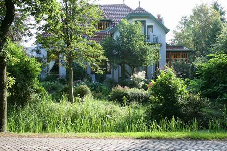 Landhuis aan de Langestraat in de zomerhitte, ontwerp van Siekman. 
