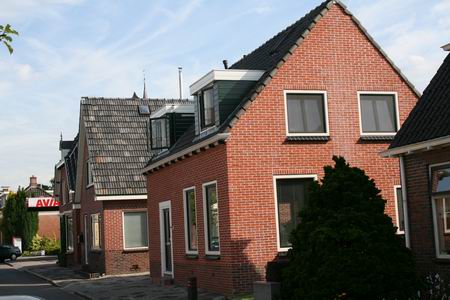 Resize of Langestraat 27 (1) 06082009 Huidige situatie aan de Langestraat (midden) met het huis (nu familie Smit/Hesseling) dat in 1957 werd gebouwd door Kooi