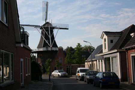 Café Welgelegen rechts van de molen en het molenhuis, een historisch rijk stukje Noordhorn 