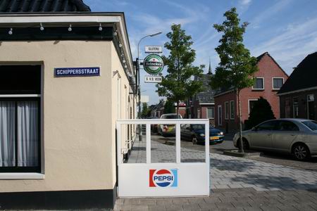 Resize of Langestraat met Welgelegen 06082009 De huidige situatie met links café Welgelegen (nog steeds de naam dragend van S.v.d.Veen), op de hoek van Schippersstraat en Langestraat