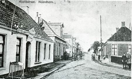 Resize of LangestraatMiddenmetcaféSteenhuis Foto ook uit 1926, ongeveer. Links café Welgelegen, toen van T.P.Steenhuis, met vergunning....