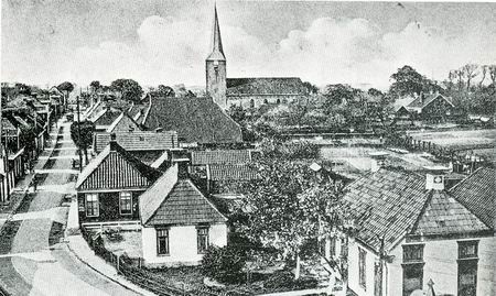 Resize of LangestraatMiddenoostkant 1 Foto uit 1926, ongeveer. Het donkere huis pal op de weg staand is winkel geweest (van o.a. Dinkla) en het woonhuis van de familie Slagter. Gesloopt en in 1957 vervangen door een nieuw huis, gebouwd door Kooi.