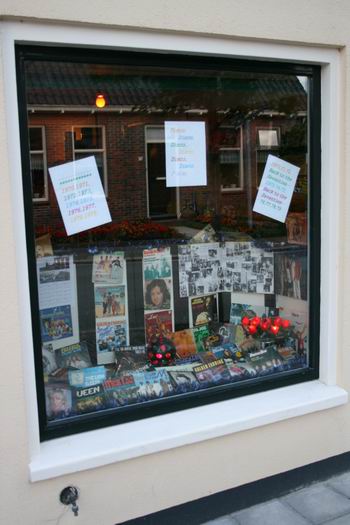 Nostalgie voor diverse ramen! Vooral de platenhoezen doen het goed! O, die voorbije jaren.... 