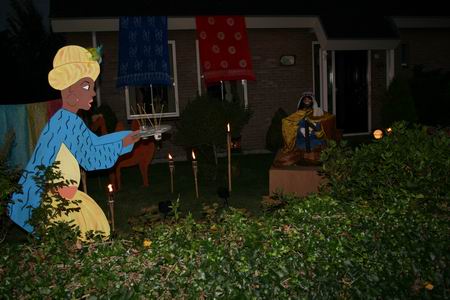 Esdoornstraat-Zuid zoekt het merkwaardig genoeg in óósterse sferen... Prachtig verbeeld en verklankt! Muziekkeuze op voorspraak van kenner Bert Nijland... 