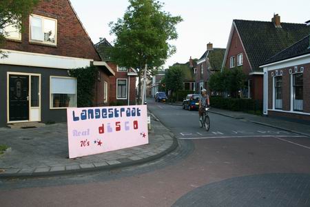 De Langestraat (midden) beleeft een revival van de discosfeer; jaren zestig, zeventig, tachtig.... Gezelligheid kent geen tijd... 