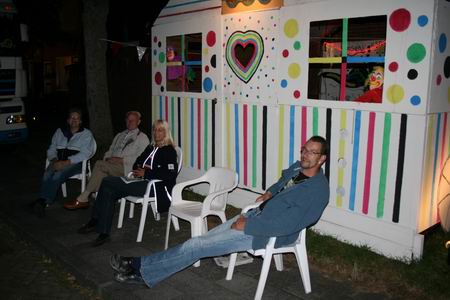 Op de fraaie woensdagavond is het tamelijk rustig bij de Norritscatering. Enige trouwe gasten bespreken de juryproblemen van de avond ervoor: Deden de ruitenwissers het wel goed op de voorruiten of de brilleglazen? Ach, laat de saamhorigheid, de gemoedelijkheid, de gezelligheid zegevieren! Die prijzen? Gooi maar in mijn pet!