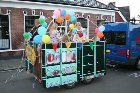 De Norritsstraat heeft aan het carnaval in eigen gelederen niet genoeg: de carnavalsstoet komt ook elders in het dorp! (Vrijdag een reprise!)