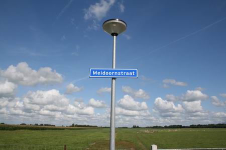 Straatnaambord correct aan de paal: Meidoornstraat, zowel noord als zuid