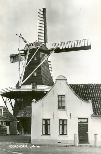Molen met karakteristiek bepleisterd molenhuis, ansichtkaart van Job Visser