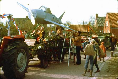 Klaarmaken voor een feestelijke optocht, in dit geval bij de GBS Willem Lodewijk. Wanneer? Waarom? En wie zijn er zichtbaar? 