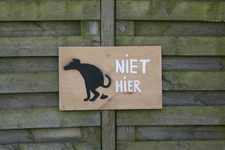 Diverse bewoners laten op eigen wijze weten geen prijs te stellen op schijtende honden... 