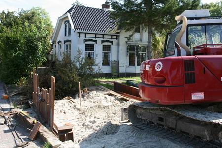 Fors gegraven, stevig (aan)gestampt bij Rijksstraatweg 37