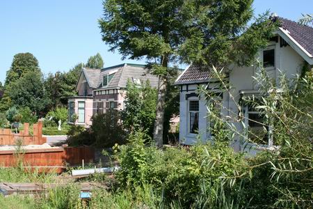 Groen alom en een stevige, nieuwe dam in plaats van het oude bruggetje 