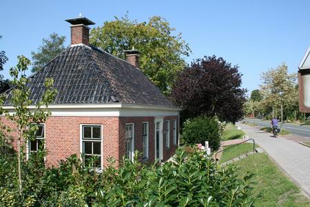 Het goed geconserveerde huisje in de diepte langs de Rijksstraatweg 