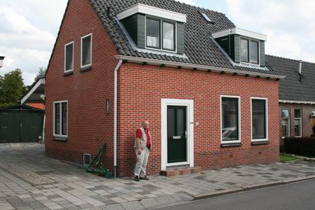 Tjeert voor het huis waarin hij een deel van zijn jeugd doorbracht. De woning werd in 1957 gebouwd door Kooi. De familie Slagter woonde op deze plek van 1951 tot 1962, eerst dus in het oude huis dat werd afgebroken. 