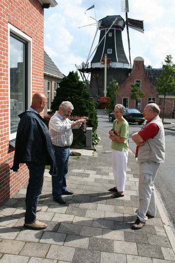 Levendig gesprek met Egbert Fokkinga en zijn vrouw Anja, buren op nummer 25.