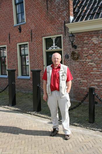 Tjeert Slagter voor het niet meer bepleisterde molenhuis, het is inmiddels 2009...