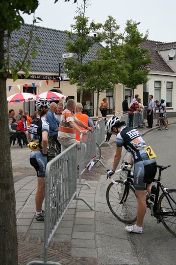 Op de achtergrond het café Welgelegen, schuin tegenover het molenhuis. Een drukte van belang tijdens de wielerronde Noordhorn in 2008, een hoogtijdag. 