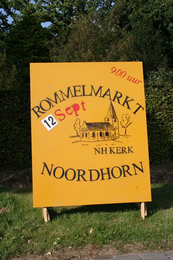 Aankondiging rommelmarkt aan de rand van het dorp, onmisbaar 