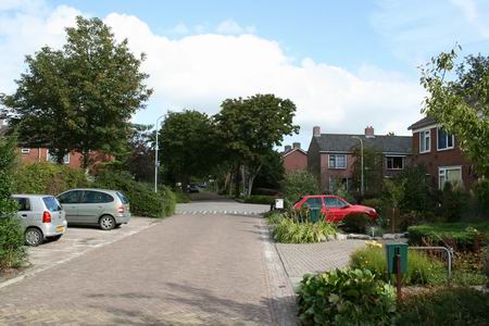 Dezelfde situatie anno 2009. Kruising Verlengde Oosterweg met de Norritsstraat. Meer groen, maar ook meer auto's, al valt het op deze foto zelfs nog mee... 