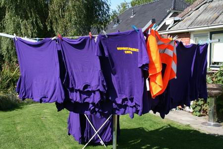 Resize of 20090918_9999_27 In 2010 gaan de vrijwilligers wederom gekleed in een herkenbaar, fris gewassen shirt met opdruk!