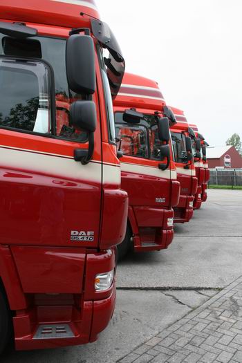 Een jongensdroom geportretteerd, glanzende Burglertrucks in het gelid 