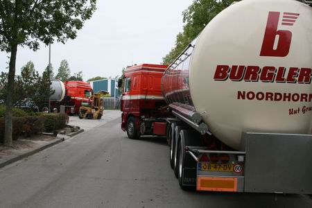 Stilstaan bij een belangrijk moment in gezamenlijkheid én de vaart erin houden, in het tanktransport van oliën, vetten, melasse... BURGLER, je ziét ze rijden! 
