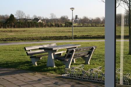 Resize of Bank bij keerlus 22122008 Zijn er überhaupt voldoende voorzieningen in het dorp, die functioneel zijn?