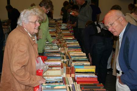Resize of boekenmarkt (10) 12092009 Op de boekenmarkt was de stemming ook heerlijk ontspannen en werden diverse titels herleesbaar geacht...