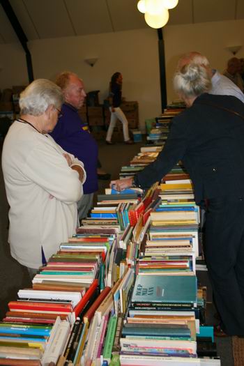 Resize of boekenmarkt (11) 12092009 Een foto ter ere van de aanbieders en de consumenten op de boekenmarkt in De Wegwijzer, hulde!