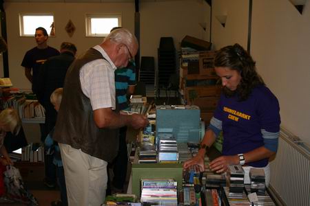Resize of boekenmarkt (2) 12092009 Niet alleen boeken, ook een afdelinkje 'muziek', met CD's, cassettebandjes, LP's, zorgvuldig beheerd