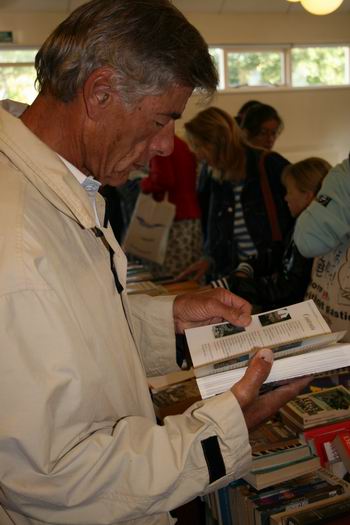 Een aandachtige beschouwer wikt voor hij tot aankoop beschikt... Boekenmarkt 2008! 