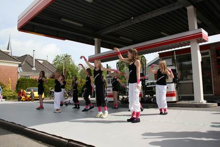 Streetdance bij garage Pijpker tijdens de Noordhorner braderie, voorjaar 2009
