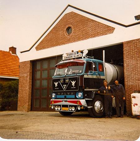 De bedrijfshal aan de Oosterweg met een van de toenmalige trucks plus oplegger. Rechts Jan Willem Burgler senior, in die jaren samen met zijn broer Melis de bedrijfstop vormend, maar wel met beide benen op de grond...