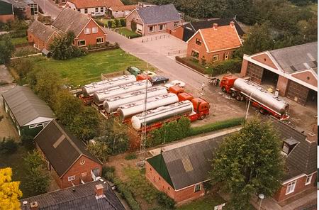 Prachtige foto (vanaf de toren) die duidelijk maakt hoe het bedrijf lag aan de Oosterweg. Werkplaats aan de oostkant, parkeerplaats aan de westkant van de straat. Daarnaast een braakliggend stuk grond, is me nooit opgevallen.... 