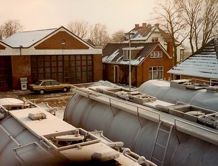 Winterse blik, over de opleggers heen, op het Burglerbedrijf aan de Oosterweg, vóór 1986