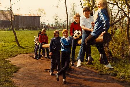 De tijd van je leven, tenminste.... voor sommigen. Op schoolkamp in Drenthe, Kompaskinderen houden de fotograaf in de gaten 