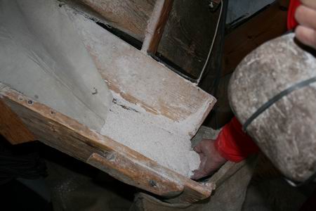 Gelukkig, er wordt toch een klein beetje koren gemalen, daar komt het meel...