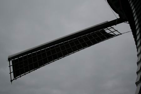 Moet de molen wel draaien vanzelfsprekend... Machtig mooi, die voorbijsuizende wieken! Het zet je als mens precies op de plaats waar je hoort, als nederige toeschouwer met ontzag voor de natuur en het gebruik daarvan...