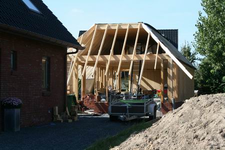 De nieuwe garage annex werkplaats bij het huis van de familie Kooi, het hoogste punt bereikt 