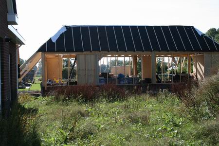 Zicht op de nieuwe garage vanaf de noordkant, achter het huis van Hiemstra langs
