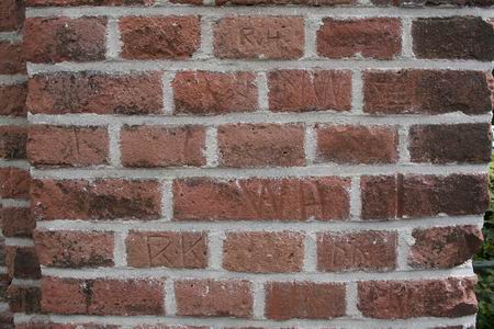 Welke verhalen gaan er schuil achter de inscripties op de oude schoolmuur?