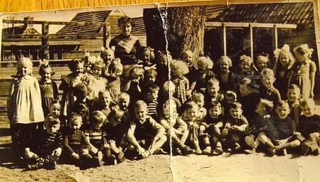 Na-oorlogse Nutskleuters bij de oude kastanjeboom. Wie en wanneer?