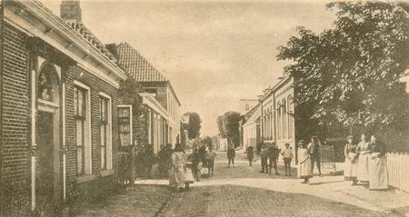 Langestraat, 100 jaar geleden, of langer... Rechts de OLS, met boom, en bewoners, ook risicoloos op de weg... 