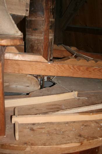 Fascinerend, dat molenmechanisme, met schuddebak en al... Zó komt het graan tussen de maalstenen... 