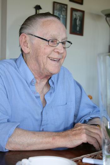 Marten Japenga, goedgeluimd in het prachtige appartement aan de Zuidhorner Thomas van de Dijkweg 