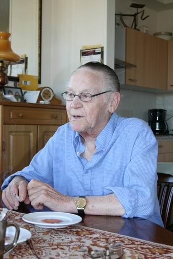 Marten Japenga, aan de grote tafel, met zijn rokertje, onafscheidelijk... 