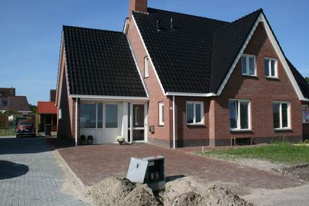 Nummer 12, het nieuwe home van de familie Boekel, een zee van ruimte. Maar dat rare kastje op de oprit.... 
