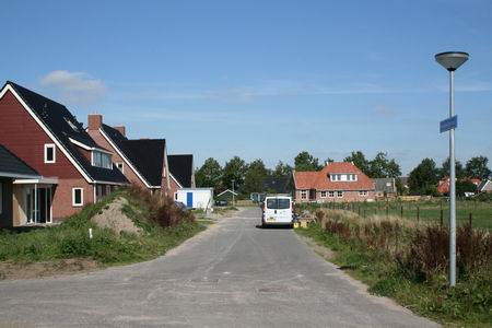 De Meidoornstraat richting noorden; rechtsachter de woning van de familie Zwama waarbij een schuur met paardenboxen wordt geplaatst 
